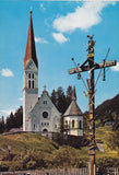 AK Kirche in Holzgau und Passionskreuz.