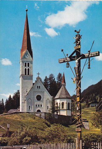 AK Kirche in Holzgau und Passionskreuz.