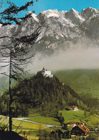 AK Burg Hohenwerfen gegen das Tennengebirge.