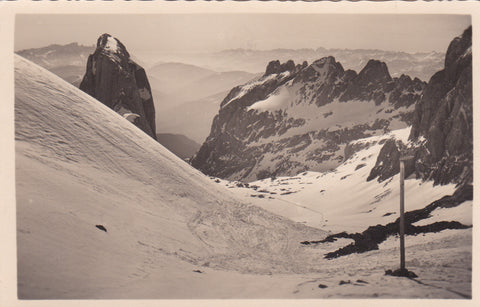 AK Skigebiet Arthurhaus. Kniebeis-Abfahrt g. Thorsäule u. Mandlwand. (1936)