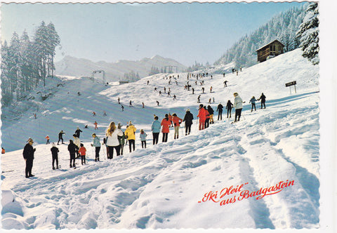 AK Ski Heil aus Badgastein. Schihaserl und Übungswiese an der Stubnerkogeltalstation mit Blick auf Radhausberg.