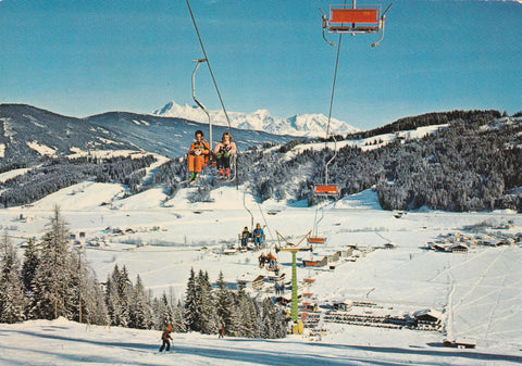 AK Flachau mit Unterberg-Doppelsessellift und Blick zum Dachstein.