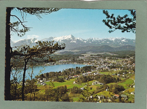 AK Kur- und Badeort Velden am Wörthersee. Blick von der Aussicht auf die Bucht mit Mittagskogel und Julisch